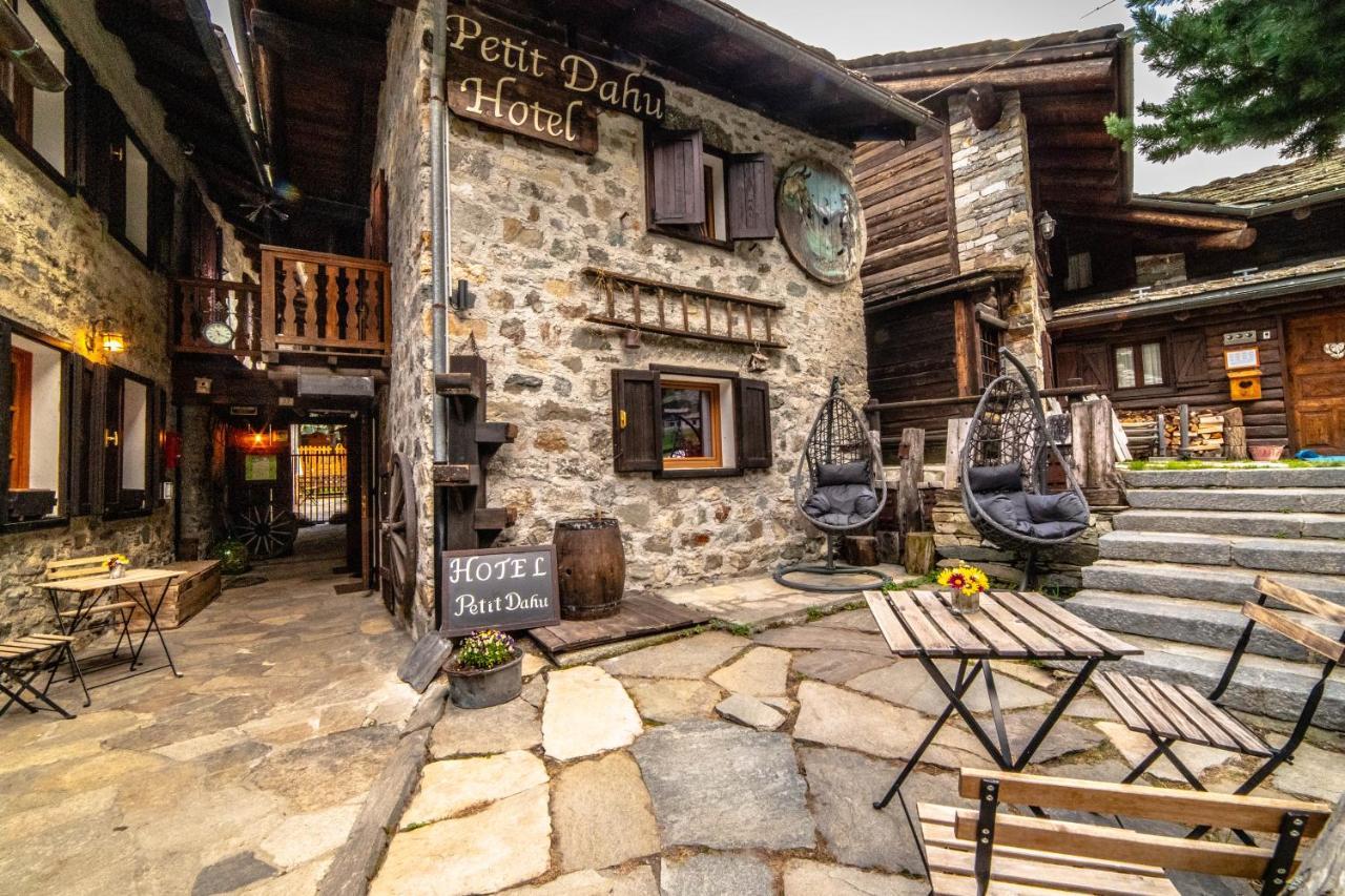 Hotel Petit Dahu - Chambres Et Restaurant Конье Экстерьер фото